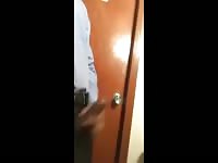 Aliviando a tens&atilde;o no trabalho com o porteiro gostoso